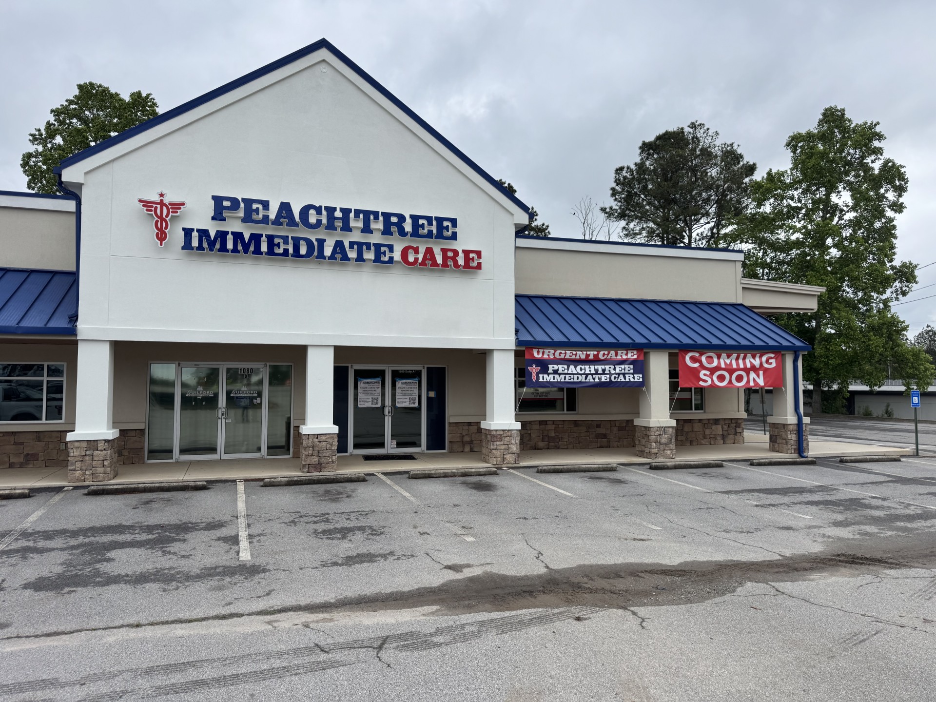 The Peachtree Immediate Care Gainesville building from the parking lot looking toward the front door.